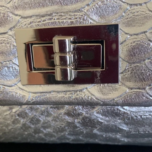 Elegant Silver Textured  Crossbody/Clutch with Chain Strapz - Picture 10 of 11